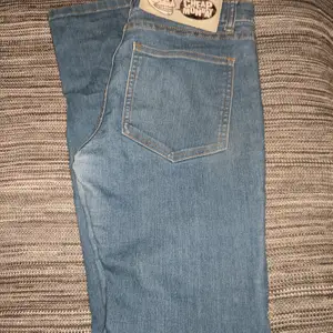 Ljusblå cheap Monday jeans, lite stretch normal midja 
