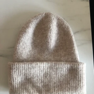 Mössa i alpackablandning - Fin beige stickad mössa i alpackablandning, köpt på Lindex för 249kr. Helt ny 