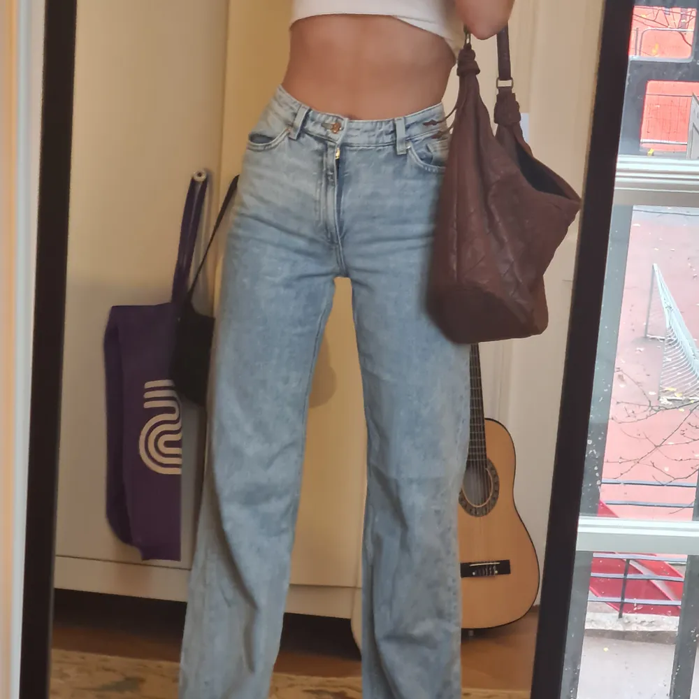Jätte snygga pösiga jeans i bra skick!🌞🌿. Jeans & Byxor.