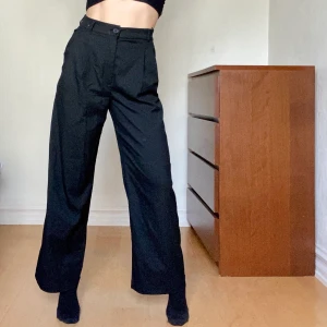 Svarta vida kostymbyxor monki - Svarta vida kostymbyxor från monki i storlek S. Jättesköna och luftiga! Använda en gång.                👗 5 plagg för 200 👗