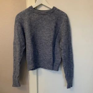 Tröja i fint material  - Skön tröja, som är mycket använd men i fint skick, bra kvalitet. Hör gärna av dig för bättre bilder! 
