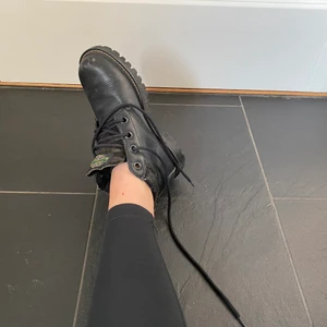 Kängor boots - Snygga svarta boots från 80-90 talet i morsans garderob, tyvärr en storlek för små för mig
