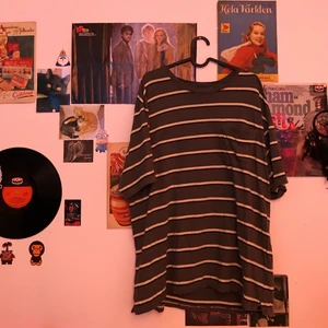 Skön Randig T-shirt - En jätte skön randig t-shirt med ficka på framsidan. Köpt på H&M i storlek XL. Använd ett fåtal gånger och Sälje pga att det inte riktigt är min stil längre.