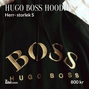 Hugo boss - Herr tröja i storlek s köpt för 2000kr , mitt pris 800kr. Köpt i somras och passar givetvis för en tjej också. Tröjan är svart med guld detaljer 🖤