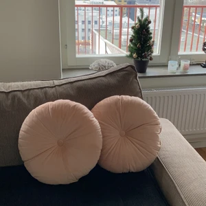 2 kuddar - 2 söta kuddar som piffar upp en soffa/säng