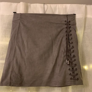 ”Mocka” kjol - Fejk mocka kjol från boohoo, jätte fint skick. 50kr eller bud