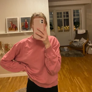 Rosa oversized sweatshirt  - Säljer denna fina oversize sweatshir. Jag har vanligtvis S och den tröjan är i strl XL för att få den perfekt oversize. Men skulle säga att den passar alla från XS-L.  Finr skick och kan skickas omgående!