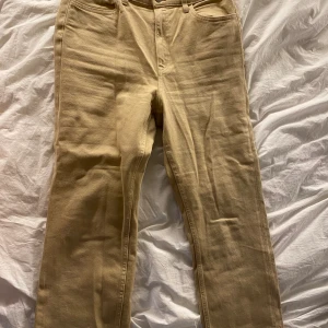 Jeans - Beiga raka jeans från Lindex. Använda endast en gång. Storlek 40 och väldigt stretchiga. 💕