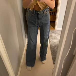Storlek 24 - Säljer nu mina mörk blåa Yoko jeans från Monki i storlek 24 dom är lite för långa för mig som är 162. ✨😁 säljer pga att dom är för stora för mig i midjan. Dom är avklippta till min längd. Jag är 162, men dom är fortfarande lite för långa
