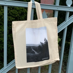 Österlenkassen UF - Stödj gärna vårt UF företag genom att köpa vår skitsnygga tygkasse med tryck över stranden vid Österlen. Miljövänlig och ekologisk. 10% av vår vinnst går till Barncancerfonden! 💗