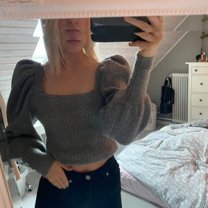 Tröja med puffärm  - Jätte söt tröja från Zara! Den är ribbad med puffärmar och jätte skönt material. Köparen står för frakten! 