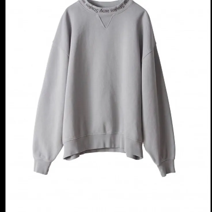 acne studios yana storlek s, snygg grå färg. lite oversized.  använt skick och har en liten skråma på baksidan som man inte tänker på. därav priset :). Tröjor & Koftor.