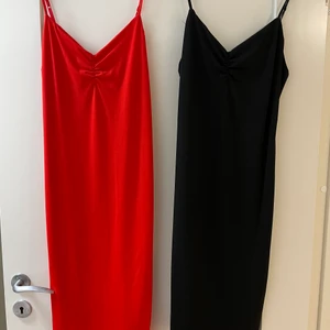 Klänningar  - Likadana klänningar i olika färger. 70kr/stycket. Båda för 120 kr 