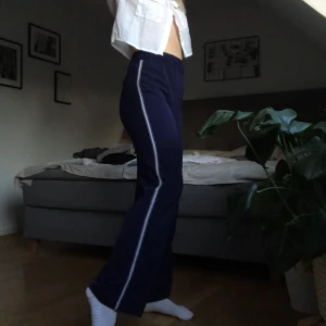 Mörkblå kostymbyxor  - Mörkblå kostymbyxor med stripes på sidorna. Fri frakt