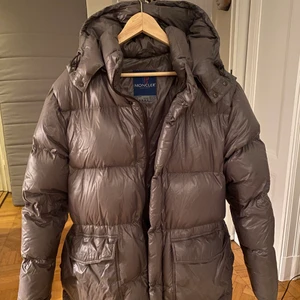 Moncler jacka  - Säljer denna äkta äldre moncler jacka i dun, jag är vanligtvis en S-M och 1,75 cm lång, jackan går att justera i midjan! 