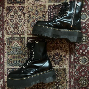 Jadon Max från Dr Martens ✨ - Säljer mina Jadon Max från Dr Martens ✨ Världens snyggaste skor men väljer alltid andra före. Dom är i nyskick, använda max 5 gånger. Köptes för 2500kr i september. Storlek 39