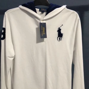 Polo Ralph Lauren - En vit Polo Ralp Lauren huddie med tags kvar på tröjan, aldrig använd