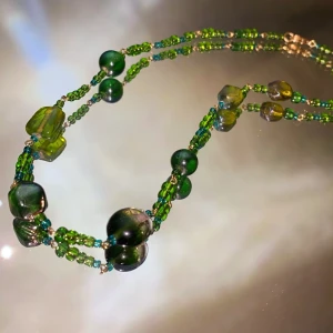 Halsband - Ett handgjort halsband av metall och gröna glaspärlor✨✨ frakten ingår i priset❣️