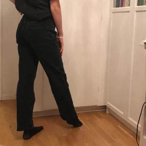 Mango jeans  - Svarta mango jeans straight leg. Storlek 25/26. Ganska så oanvända, köpta för 350 säljer för 100💓kan mötas upp i Sthlm 