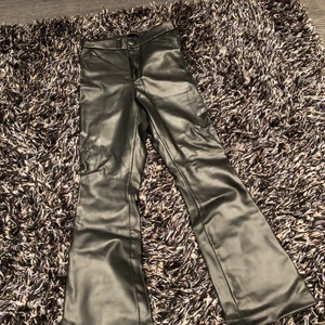 Svarta skinnbyxor - Snygga Svarta skinnbyxor i storlek xs från zara , använda 2 gånger, säljer pga för små