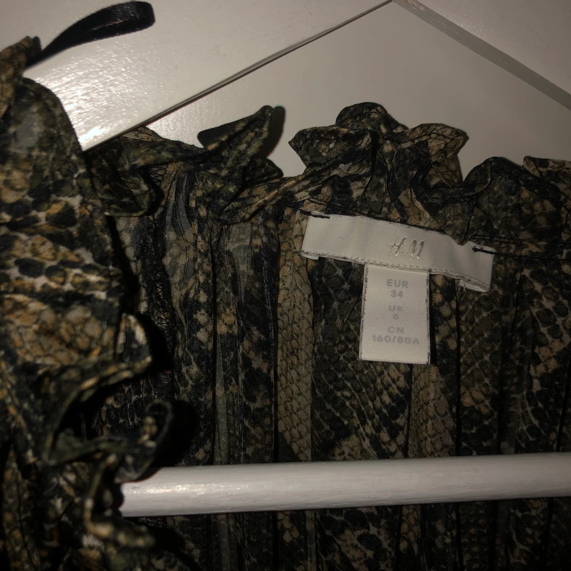 Tunn blus i ormmönster  - 91