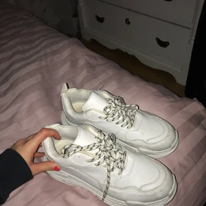 Skor från Nelly  - Nästan helt nya sneakers från Nelly! Endast använda en gång. Köptes för 400, möts upp i Stockholm annars betalar köparen frakt!💖