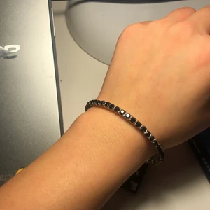 Armband  - Vintage armband i svarta stenar. Justerbar och inga defekter. Frakt 11