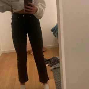 Mom jeans - Ett par jättesnygga svarta mom jeans från Ginatricot. Dom är i jättebra skick och bara använda en gång. Dom sitter jättesnyggt och formar kroppen snyggt. Köptes för 600kr (Priset kan diskuteras)