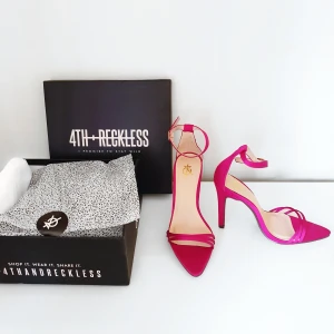 Cerise klacksko 36 NYA! - Färg: cerise.  Strl: 36.  Klackhöjd: 10 cm (baksidans längsta längd) Helt nya klackar från Märket 4th Reckless, förvarade i dustbag och kartong. Reglerbara band i vristen med guldspänne, senaste kollektionen. Perfekt present! Frakt tillkommer.