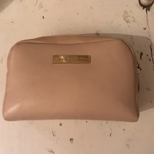 Necessär  - Fin liten ljus rosa necessär. Bra skick med två fack får Lindex. Köparen står för frakt 