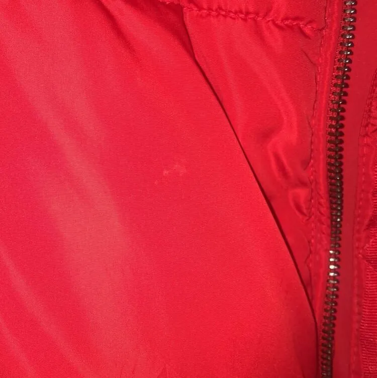 Röd trendig jacka i strl M från Cubus! Den har en pytteliten fläck vid sidan av dragkedjan men det är inget som syns när man har på sig den💕 Köparen står för frakt eller så möts vi upp i Umeå!💗. Jackor.