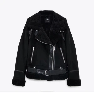 Zara jacka svart trendig - Den är i ny skick, knappt använd. Den är i storlek xs.  Jackan är fodrad. Nypris 850kr