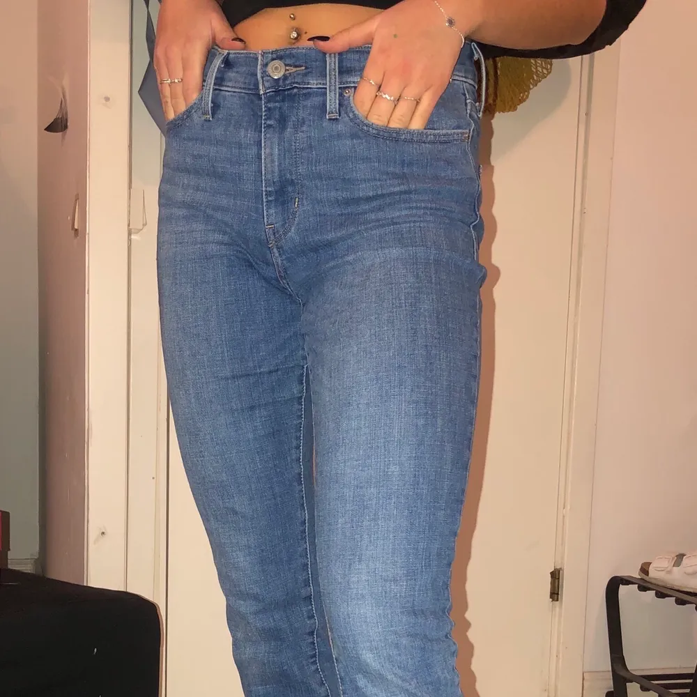 storlek 27, raka i modellen❤️. Jeans & Byxor.