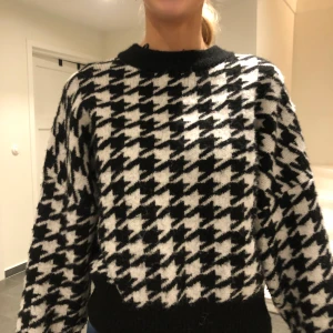Stickad tröja  - Super snygg Hanna inspirerad tröja från hm! Använt fåtal gånger super fint skick!🤍🖤