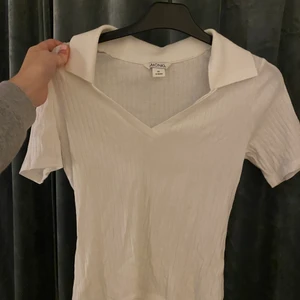 T shirt - Snygg tshirt med krage, snygg att ha under stickade tröjor/västar