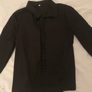 Skjorta - Svart skjorta men super fina knapp detaljer🖤 använd ca 2 gånger!
