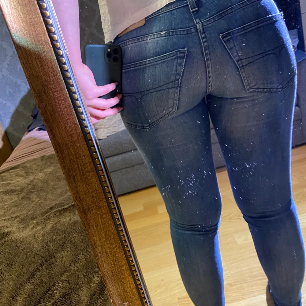 Superfina ganska low-rise jeans från Tiger. I riktigt bra skick, tyvärr har de blivit lite för små för mig! . Jeans & Byxor.