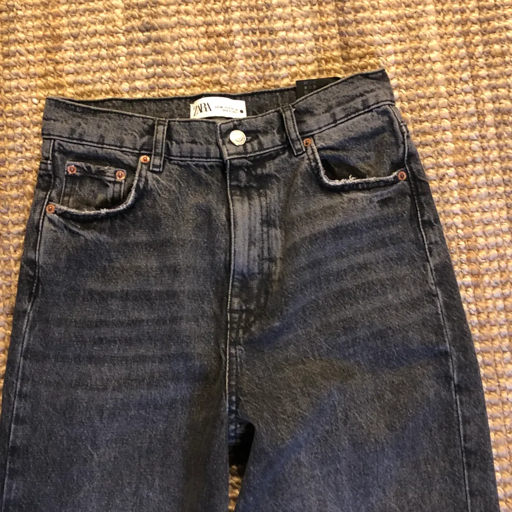 Säljer mina populära Zara jeans då dom är lite stora för mig som är 170! Dom är verkligen knappt använda, ser helt nya ut! Dom är gråa i storlek 36 vilket mostavarar S!😘. Jeans & Byxor.