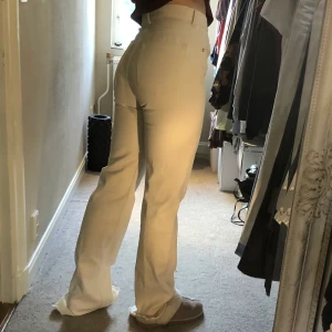 Ljusa pull&bear jeans - Sjukt snygga jeans med slits längst ner. Är lite långa på mig som är 167🧚🏻🤍