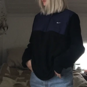 Nike fleece  - Svart fleecetröja från Nike, köpt på beyond retro men kommer ej till användning, inkl frakt 