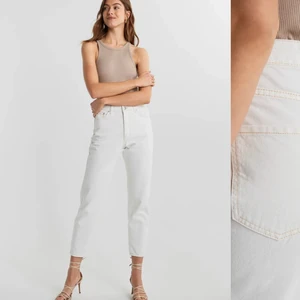 Vita MOM jeans - Ett par vita mom-jeans från Gina i modellen ”dagny”! Nypris på dessa är 499kr och mitt pris kan diskuteras! Men de är använda ca 3 ggr pga att de är lite förstora. Är därav i gott skikt. Köparen står för frakt💛