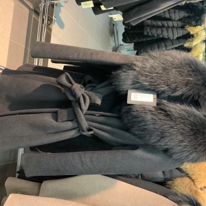 ‼️SÖKER‼️Kappa med päls (Rock and blue) - Söker denna jacka i storlek 36-38