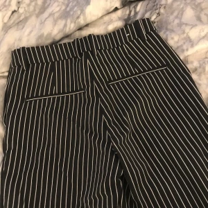 Kostymbyxor  - Kostymbyxor med dragkedja på sidan, vit/svarta. 60+frakt 