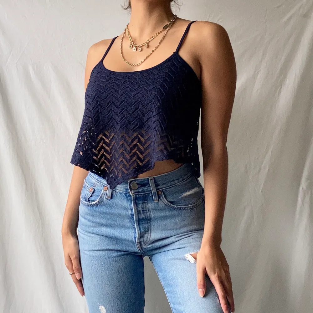 🌊TRIANGLE SHAPED NAVY LACE PATTERNED SPAGHETTI STRAP CAMI TOP  • SIZE - EU 34/ XS • BRAND - Hollister • MATERIAL - Lace  MY MEASUREMENTS • Height 161cm / 5'3