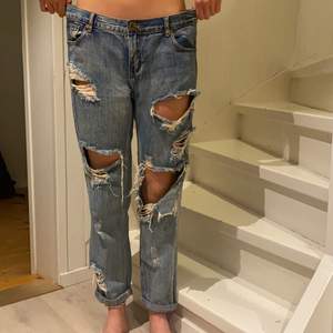 Håliga, baggy oneteaspoon jeans 🦋 supercoola jeans men kommer inte till användning längre 😞 lite stora i midjan men går att lösa fint med skärp. Storlek 29. Hon på bilden är 170cm lång och har i vanliga fall storlek 27. Köparen står för frakten, kan även möta upp i närheten.