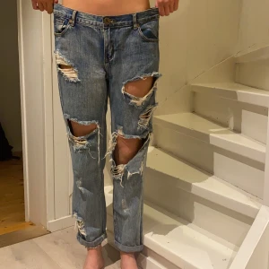 One X oneteaspoon jeans - Håliga, baggy oneteaspoon jeans 🦋 supercoola jeans men kommer inte till användning längre 😞 lite stora i midjan men går att lösa fint med skärp. Storlek 29. Hon på bilden är 170cm lång och har i vanliga fall storlek 27. Köparen står för frakten, kan även möta upp i närheten.