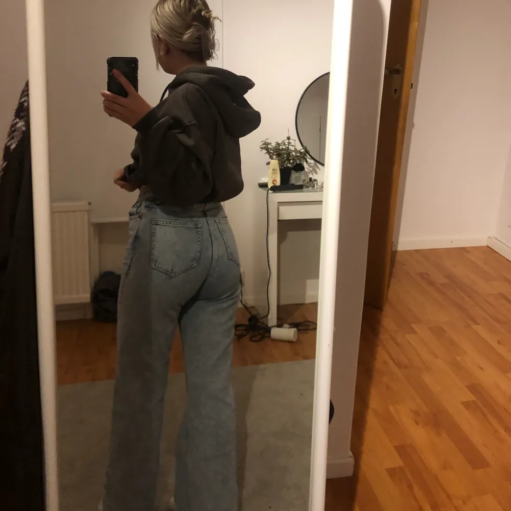 Intressekoll på mina fina jeans från monki! Sitter superbra och är jättesköna, ifall många vill ha dem får ni buda💕. Jeans & Byxor.
