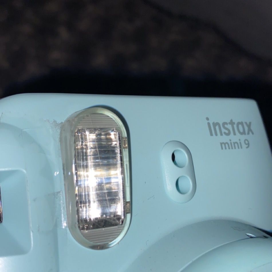 Säljer nu min ljusblåa Polaroid kamera då jag inte har någon användning av den längre. Plast skyddet över blixten sitter löst och därmed har jag tejpat fast den, men funkar exakt lika bra som innan. Köpt för 1000kr och säljer för 300kr +frakt❤️ . Övrigt.