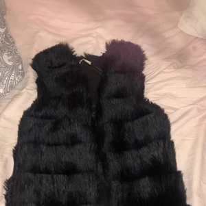 Pälsväst - Pälsväst (fake päls) Två fickor på sidan. Använt 3 gånger, passar alla storlekar, köpt för 500 säljer för 200💗