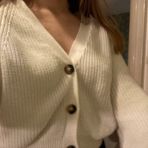 Vit superfin kofta - Vit kofta köpt på Monki för någon månad sedan. I nyskick och nästan aldrig använd. Köparen står för frakten. 